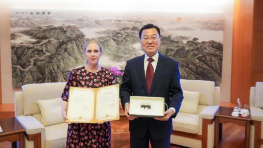 瑶鸿配资 中国驻美大使接收美国民间机构返还的虎形牌饰文物